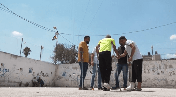 بعد استهداف الاحتلال أطرافهم.. شباب بيتا يرابطون بالعكازات