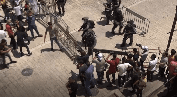 الاحتلال الإسرائيلي يقمع المصلين في الحرم الإبراهيمي