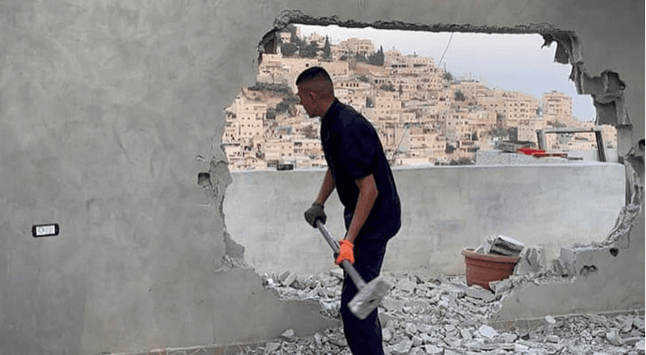 فلسطيني يهدم منزله بعدما أجبره الاحتلال الإسرائيلي على هدمه ذاتيا