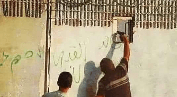 لحظة إطلاق الشاب الفلسطيني الرصاص صوب رأس جندي إسرائيلي