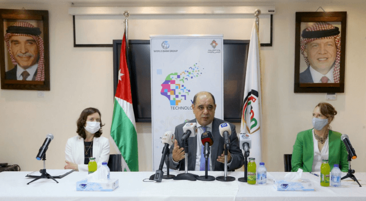 وزير الاقتصاد الرقمي والريادة أحمد الهناندة وسط الصورة