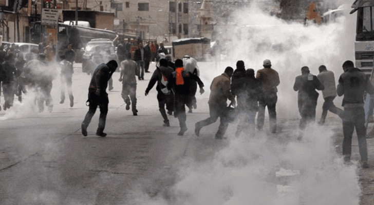 إصابة عشرات الفلسطينيين بالإختناق إثر مواجهات مع جيش الاحتلال الإسرائيلي في جنين - ارشيفية