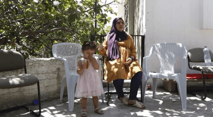 الأسيرة المحررة وابنتها في منزلها