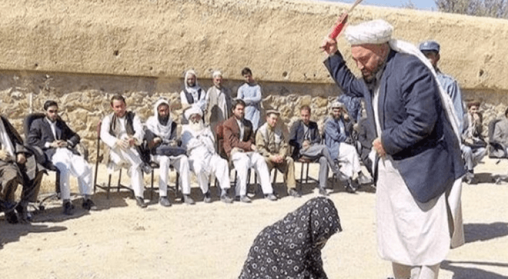 عناصر من حركة طالبان يعاقبون امرأة بالجلد في أواخر العام 2018 لحضورها حفلا موسيقيا