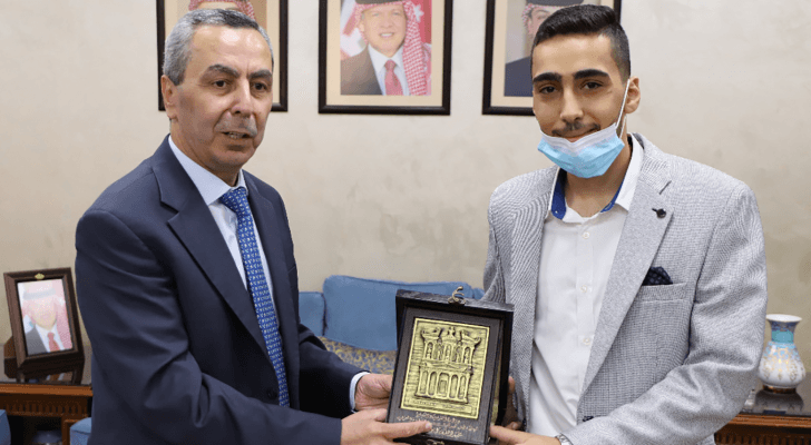 وزير التربية يكرم الطالب الفائز بلقب بطل تحدي القراءة العربي