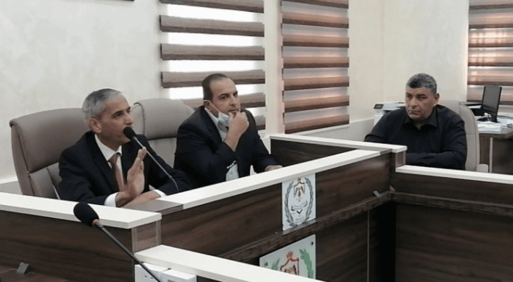 جانب من لقاء محافظ المفرق أصحاب محال تجارية وبسطات