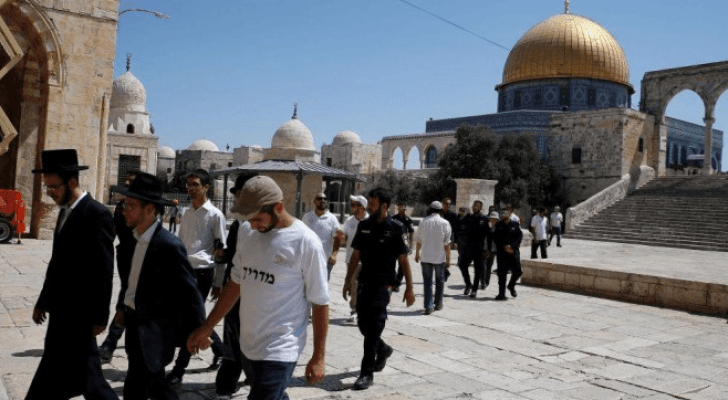 مستوطنون يقتحمون باحات الأقصى بحراسة شرطة الاحتلال