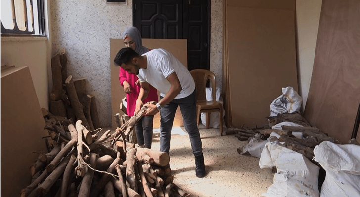 خريجان جامعة في غزة يجمعان الحطب لتحويله إلى أشكال فنية وتحف