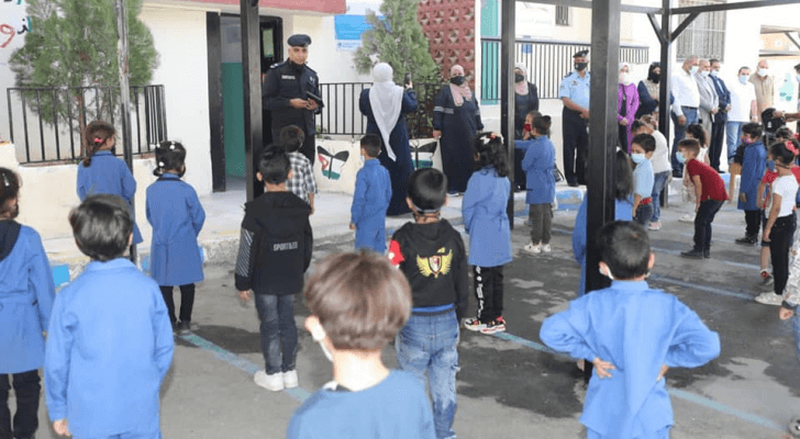 الأمن يوزع حقائب مدرسية على الطلبة ضمن مشروع "بنيان"