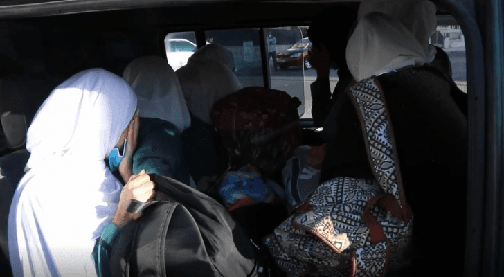طالبات في أحد الباصات غير المرخصة