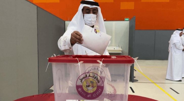 قطري يدلي بصوته في الانتخابات التشريعية