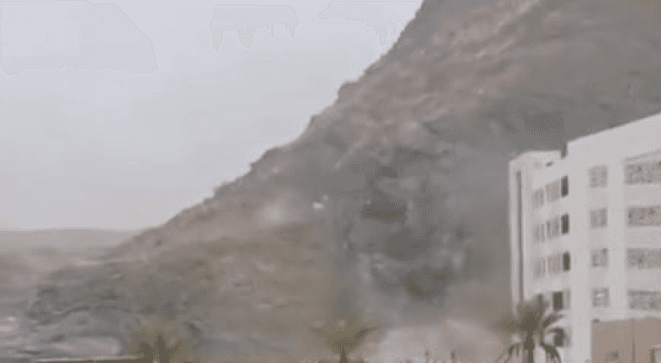 انتشال جثتين بعد انهيار جبل على سكن للعمال في مسقط