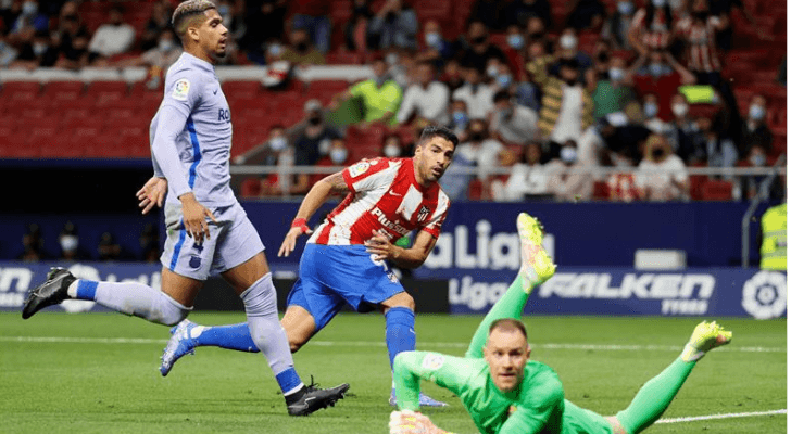 سواريز يقود أتلتيكو مدريد لإسقاط برشلونة