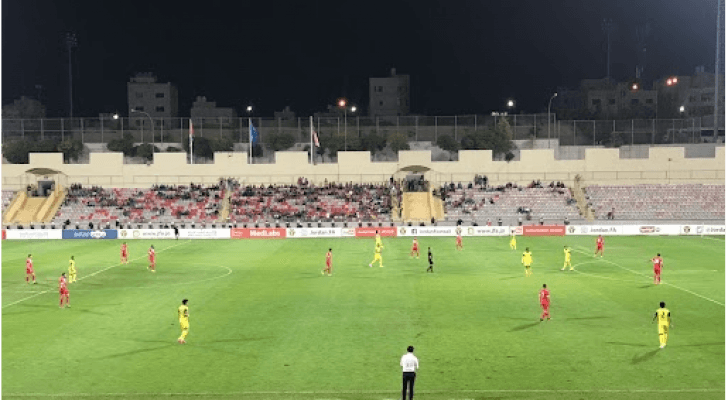 لقطة من مباراة المنتخب الوطني لكرة القدم ونظيره الماليزي على ستاد الملك عبد الله الثاي في القويسمة
