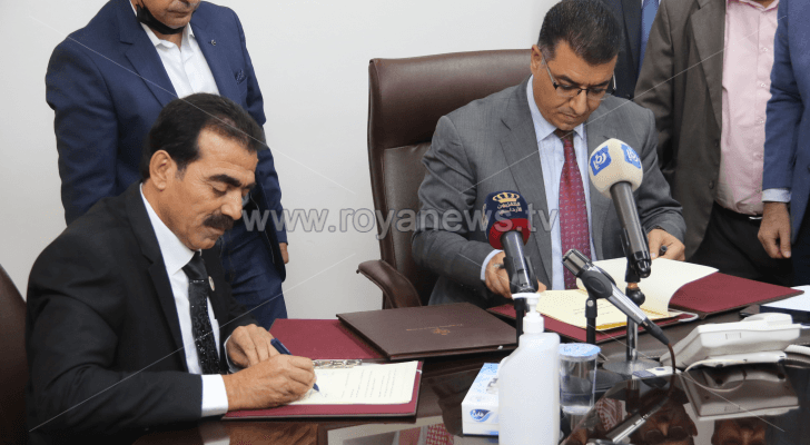 جانب من توقيع الاتفاقية