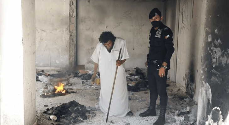 مشرد أنهكه المرض لم يجد مأوى غير الشارع
