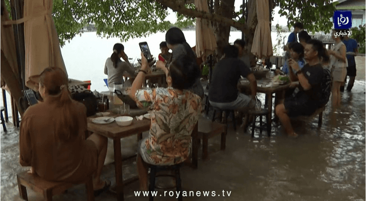 فيضان يحول مطعما إلى مقصد سياحي في تايلاند