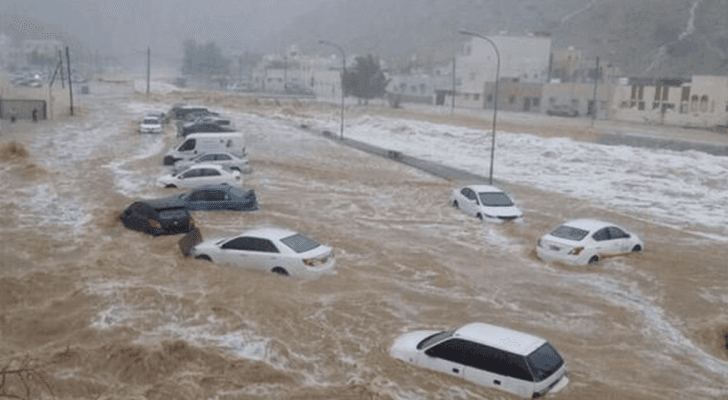 إعصار "شاهين" يغرق أحد شوارع اليمن