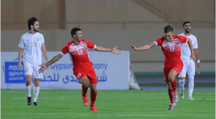 لاعبا المنتخب الرديف لكرة القدم يحتفلان بتسجيل هدف في سباك المنتخب السوري