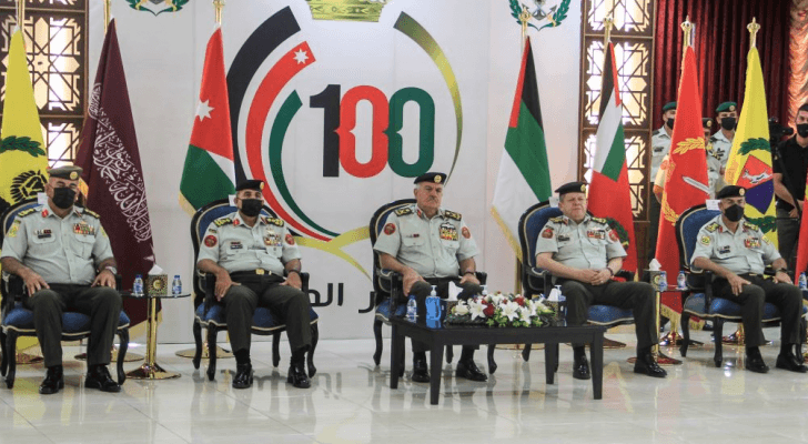 الحنيطي يقلد كوكبة من ضباط الصف بميدالية مئوية الدولة الأردنية الأولى