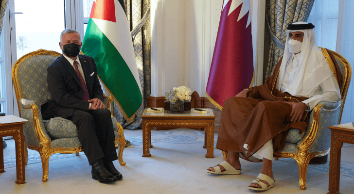 الملك يجري مباحثات مع أمير دولة قطر في الدوحة