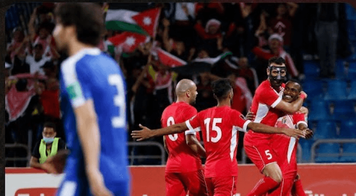 فرحة لاعبي المنتخب الأردني بتسجيل أحد الأهداف في شباك أوزبكستان