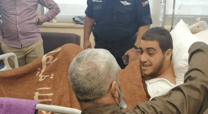 فتى الزرقاء صالح خلال لقاءه بوالده