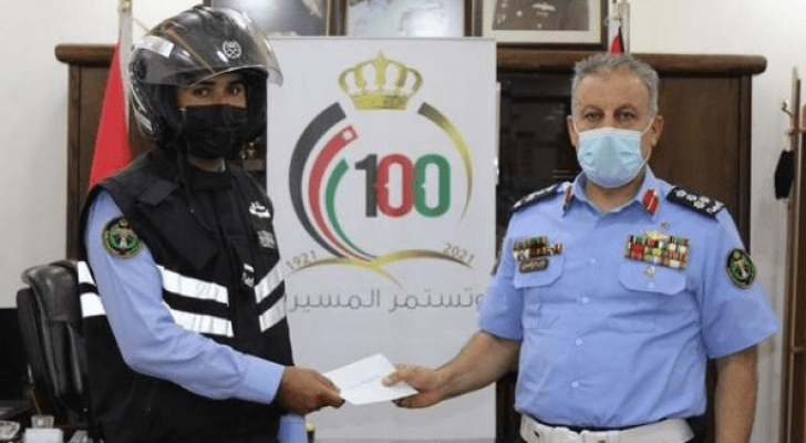 مدير إدارة السير العميد فراس الصعوب يكرم الوكيل مؤمن الخمايسة