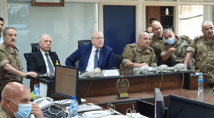 رئيس الحكومة اللبنانية نجيب ميقاتي في غرفة عمليات قيادة الجيش لمتابعة مجريات الأوضاع