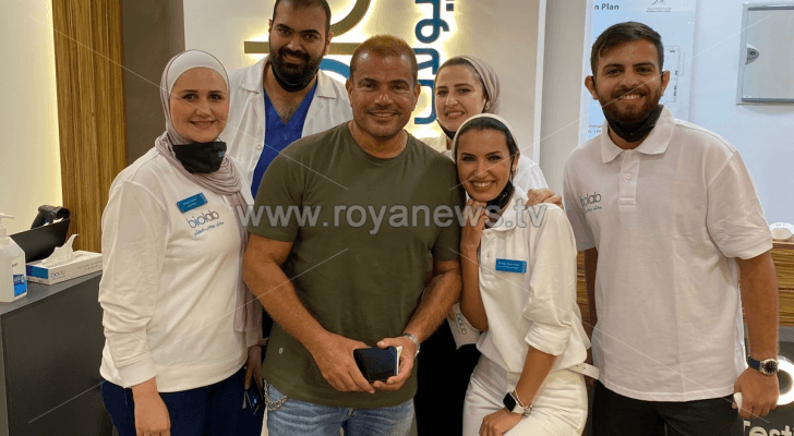عمرو دياب يجري فحص الكورونا قبل انطلاق حفله في العقبة