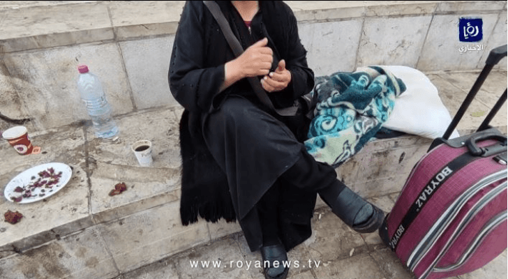 سيدة هائمة على وجهها تنام في الطرقات بلا ملجأ ولا مأوى