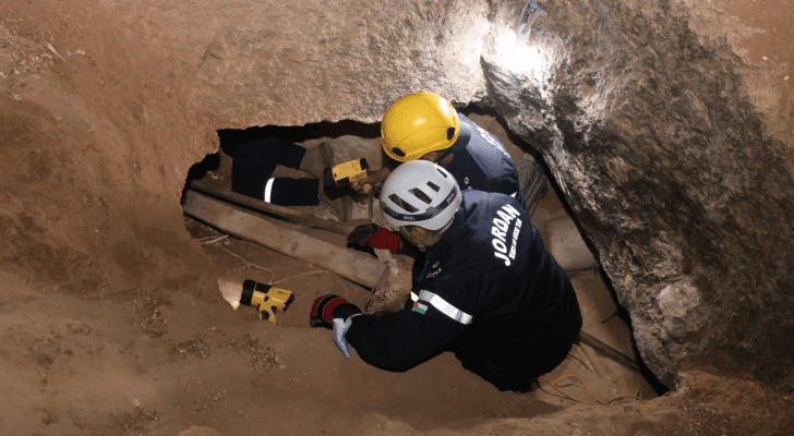 وفاة شخص وإصابة آخر بانهيار أتربة داخل مغارة في عمان