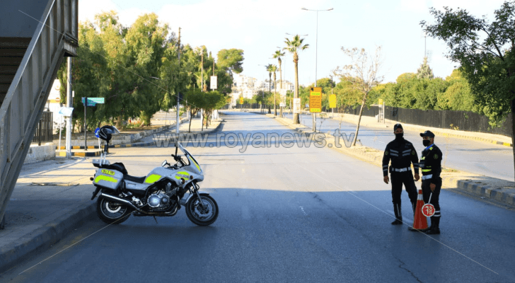 رجال أمن في أثناء تنفيذ حظر التجول الشامل في الأردن العام الماضي