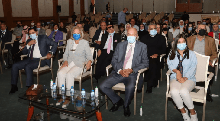 رئيس مجلس الأعيان فيصل الفايز خلال رعايته لحفل إشهار رواية "لعنة الكورونا"