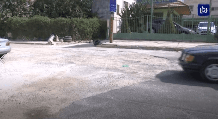 حفر وأتربة متطايرة مخلفات شركات الصيانة على الشوارع في إربد