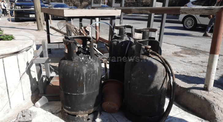 إسطوانات غاز محترقة أمام المطعم