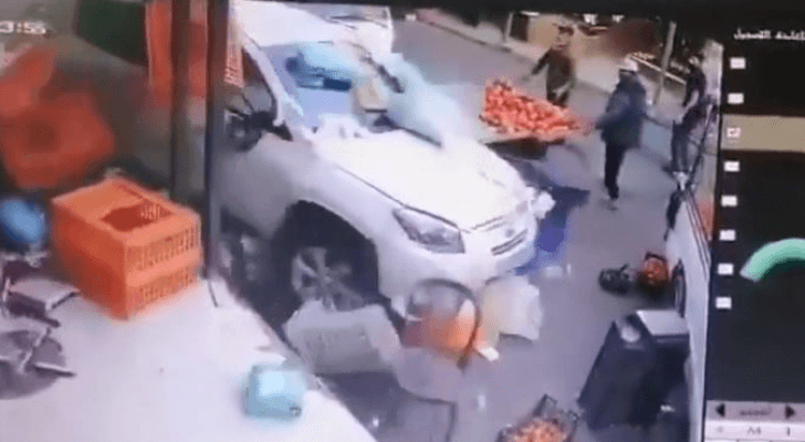مركبة تقتحم جموع الحاضرين في أحد أسواق المفرق