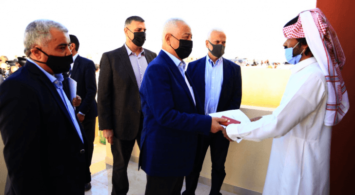 العيسوي يسلم مساكن لأسر عفيفة في الجفر والعقبة