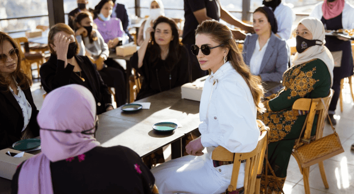 جانب من زيارة جلالة الملكة إلى دار نعمة
