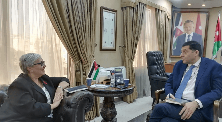 استيتية مع السفيرة الكندية في مبنى الوزارة