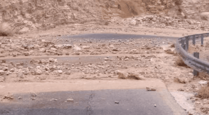 4 انهيارات صخرية طريق ذيبان - الموجب - الكرك