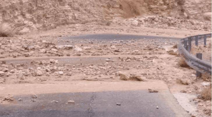 الأشغال تنهي التعامل مع 4 انهيارات صخرية على طريق ذيبان - الموجب - الكرك
