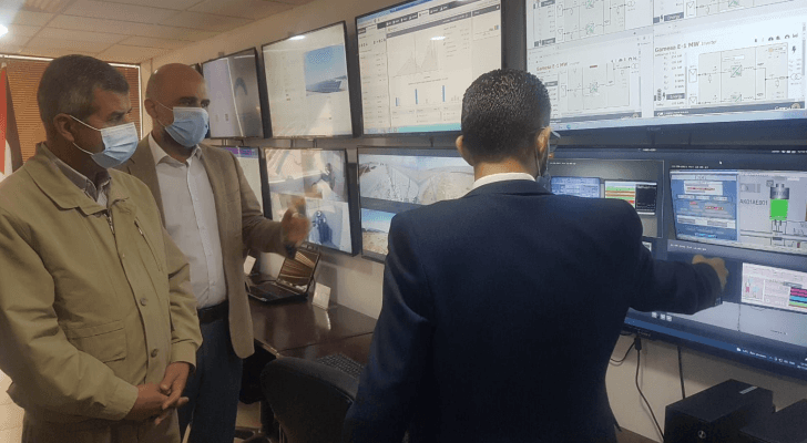 الخرابشة يستمع لشرح في شركة السمرا