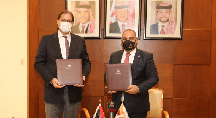 جانب من توقيع الاتفاقية