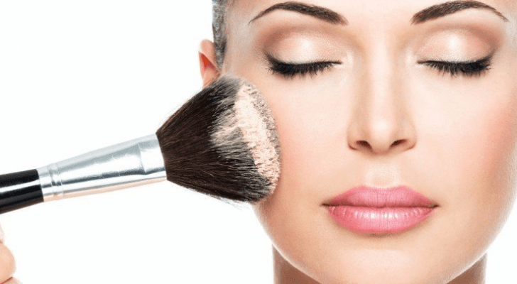 استخدام مستحضر تجميلي -= تعبيرية