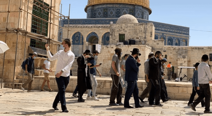 قطعان المستوطنون يقتحمون باحات المسجد الأقصى
