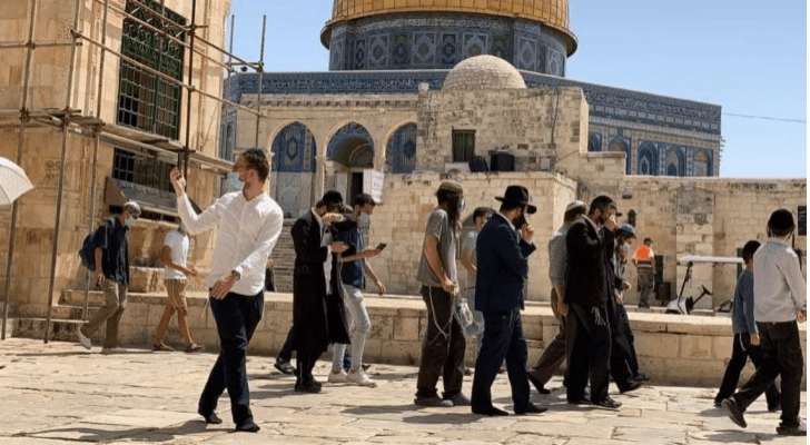 قطعان المستوطنون يقتحمون باحات المسجد الأقصى
