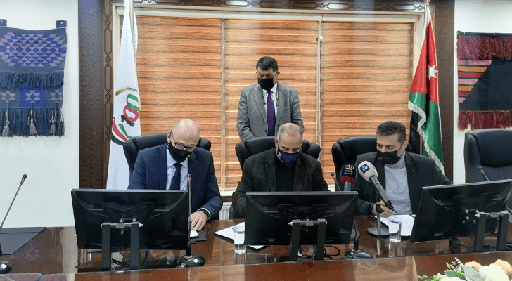 جانب من توقيع أحد العقدين