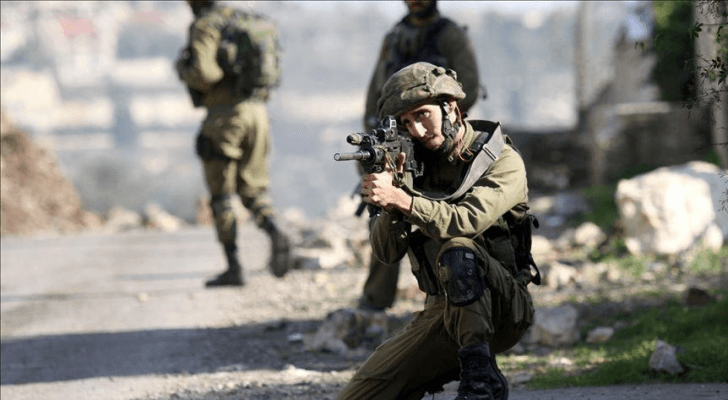 جندي في قوات الاحتلال يطلق النار صوب الفلسطينيين