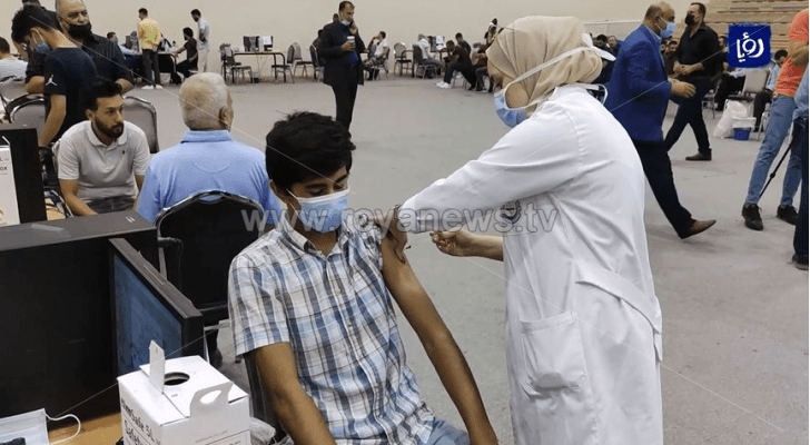 عاملة في القطاع الصحي الأردني تعطي فتى جرعة من مطعوم كورونا - أرشيفية